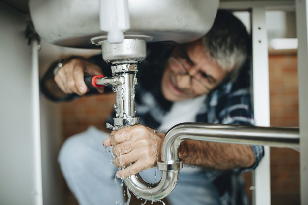 Plumbing Problems You Should Never Fix Yourself