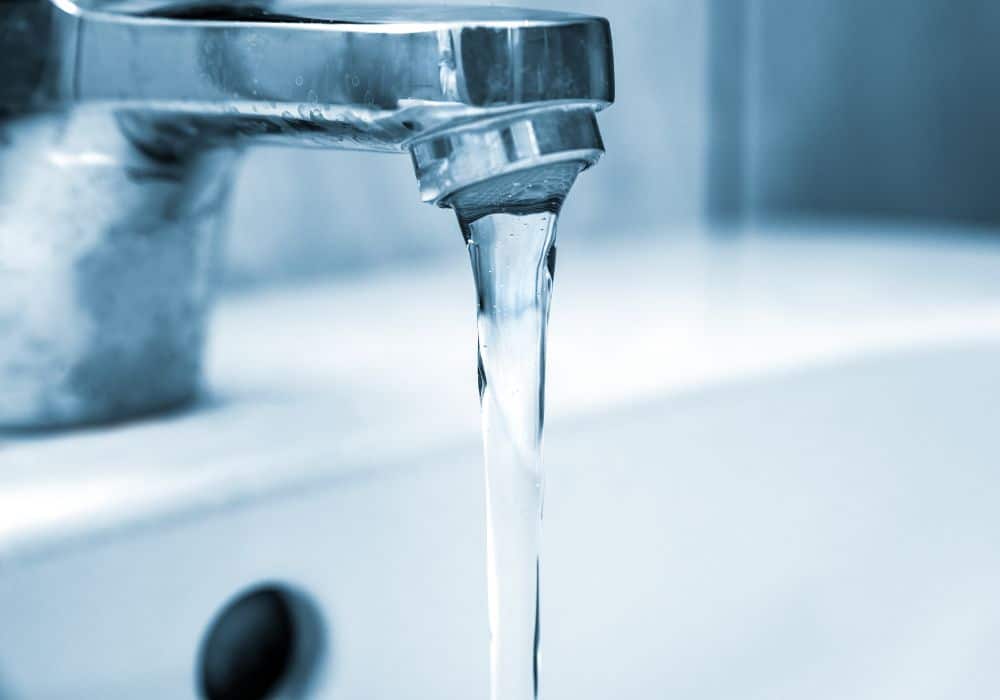 Running faucet water and residential plumbing fixture